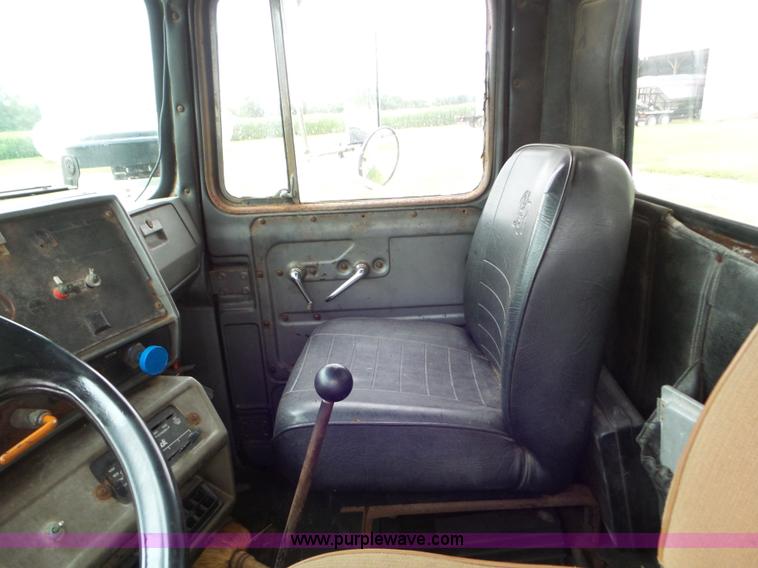 image for item L6930 1986 Mack R686ST tender truck