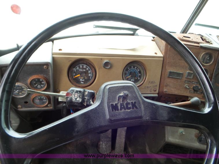 image for item L6930 1986 Mack R686ST tender truck