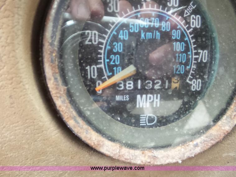 image for item L6930 1986 Mack R686ST tender truck