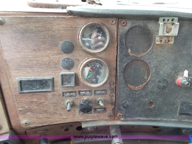 image for item L6930 1986 Mack R686ST tender truck