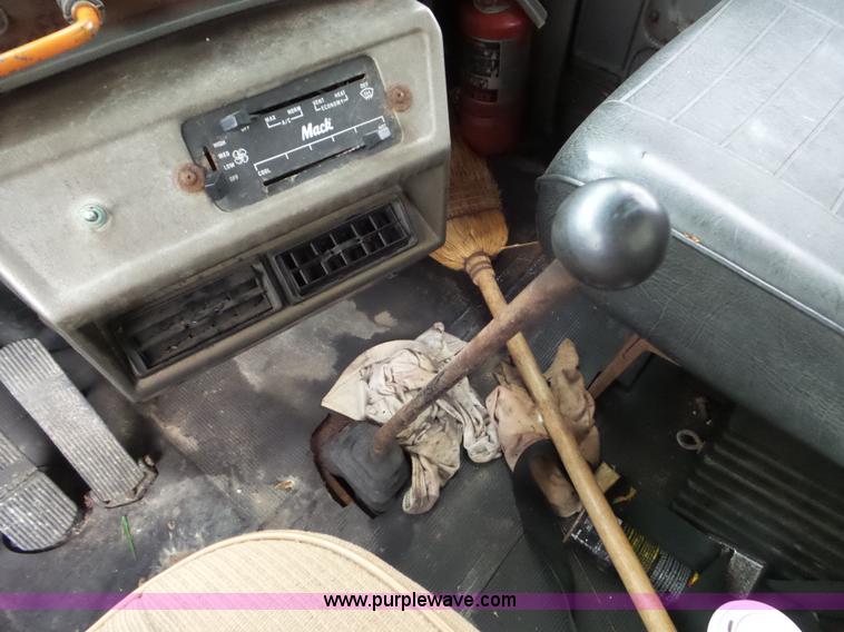 image for item L6930 1986 Mack R686ST tender truck