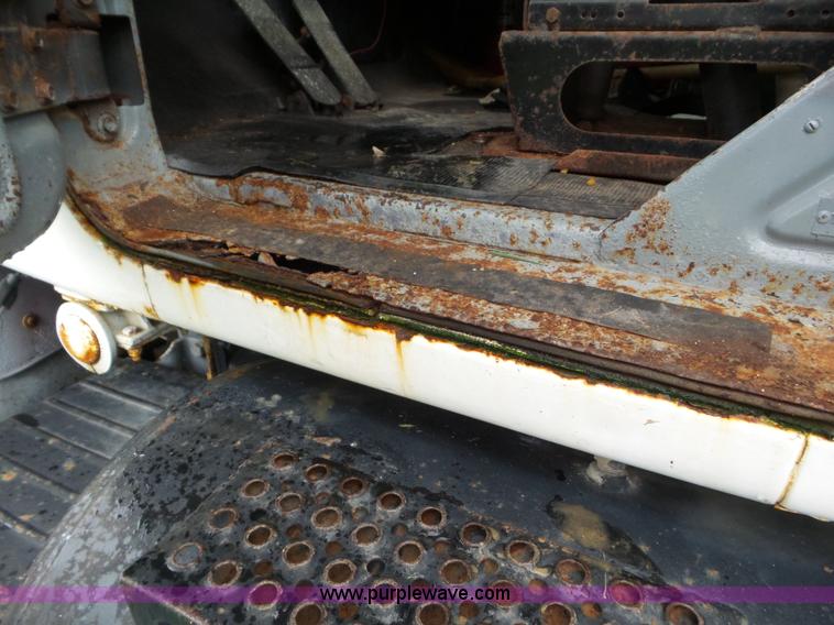 image for item L6930 1986 Mack R686ST tender truck