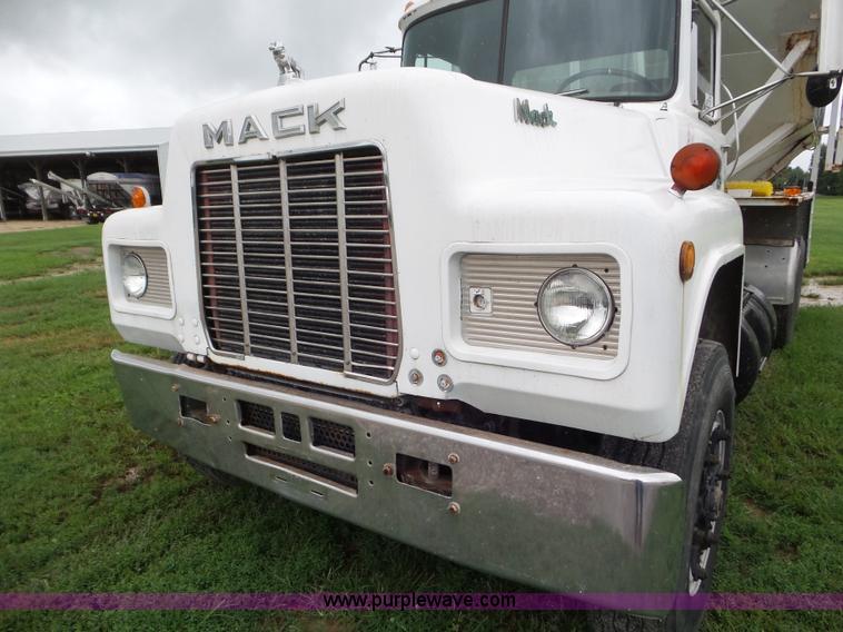image for item L6930 1986 Mack R686ST tender truck