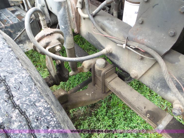 image for item L6930 1986 Mack R686ST tender truck