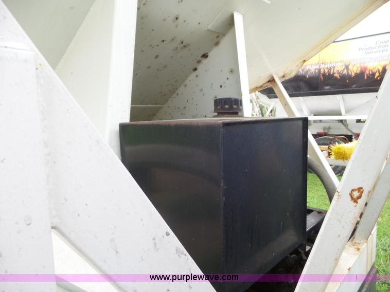 image for item L6930 1986 Mack R686ST tender truck