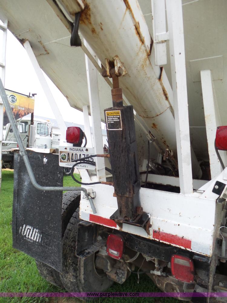 image for item L6930 1986 Mack R686ST tender truck