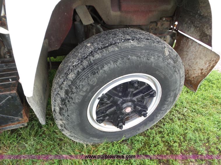 image for item L6930 1986 Mack R686ST tender truck