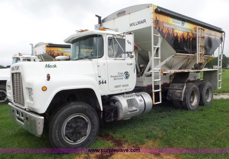 image for item L6931 1987 Mack R686ST tender truck