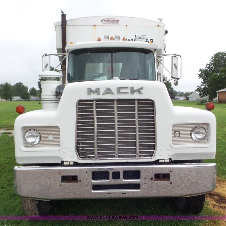 image for item L6931 1987 Mack R686ST tender truck