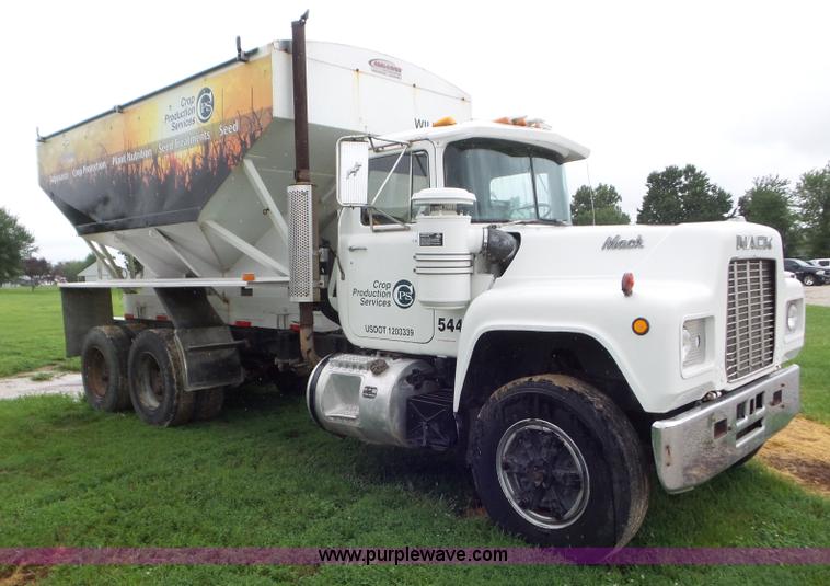 image for item L6931 1987 Mack R686ST tender truck