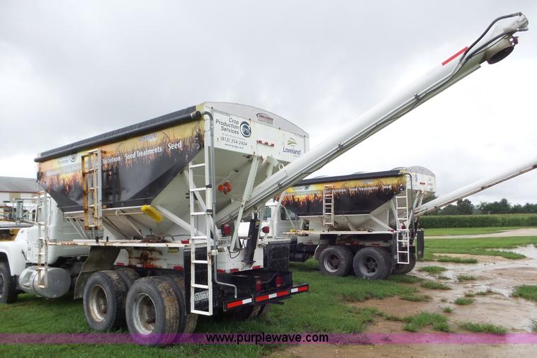 image for item L6931 1987 Mack R686ST tender truck