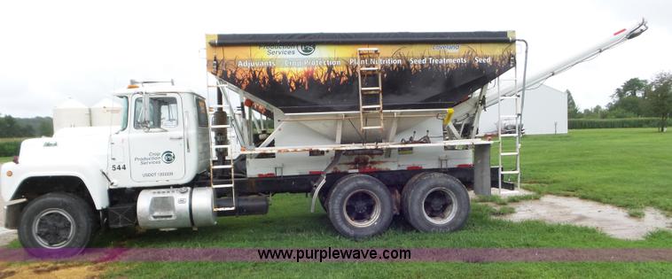 image for item L6931 1987 Mack R686ST tender truck