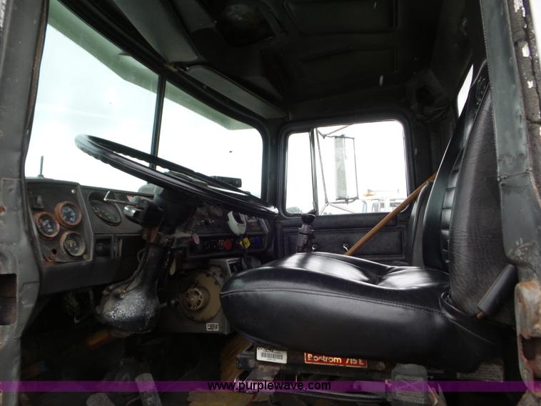 image for item L6931 1987 Mack R686ST tender truck