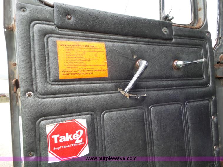 image for item L6931 1987 Mack R686ST tender truck