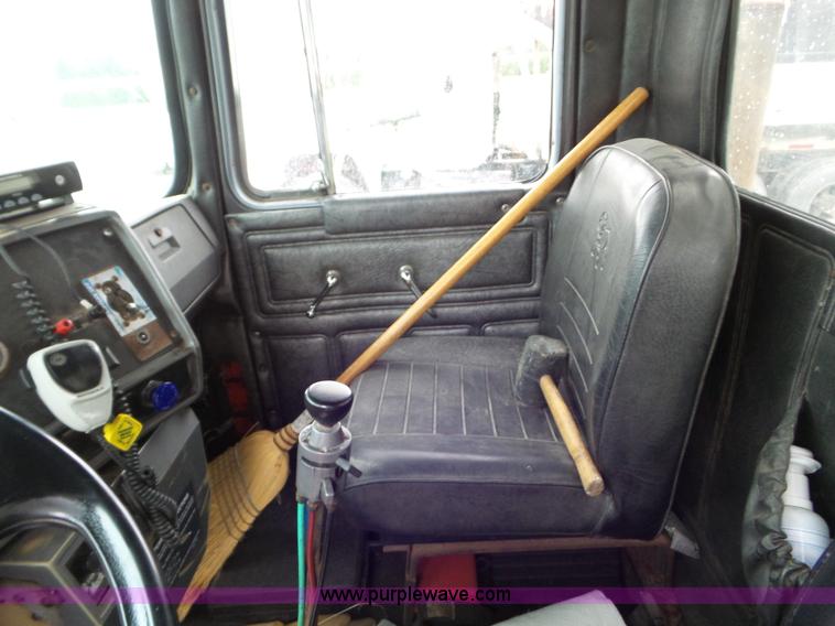 image for item L6931 1987 Mack R686ST tender truck