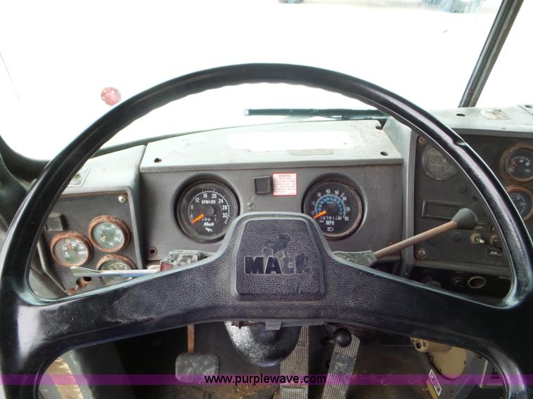 image for item L6931 1987 Mack R686ST tender truck