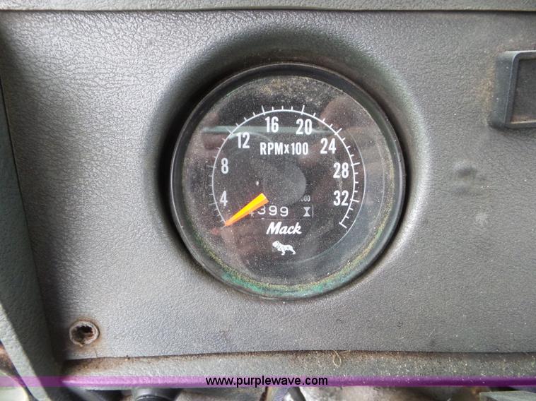 image for item L6931 1987 Mack R686ST tender truck