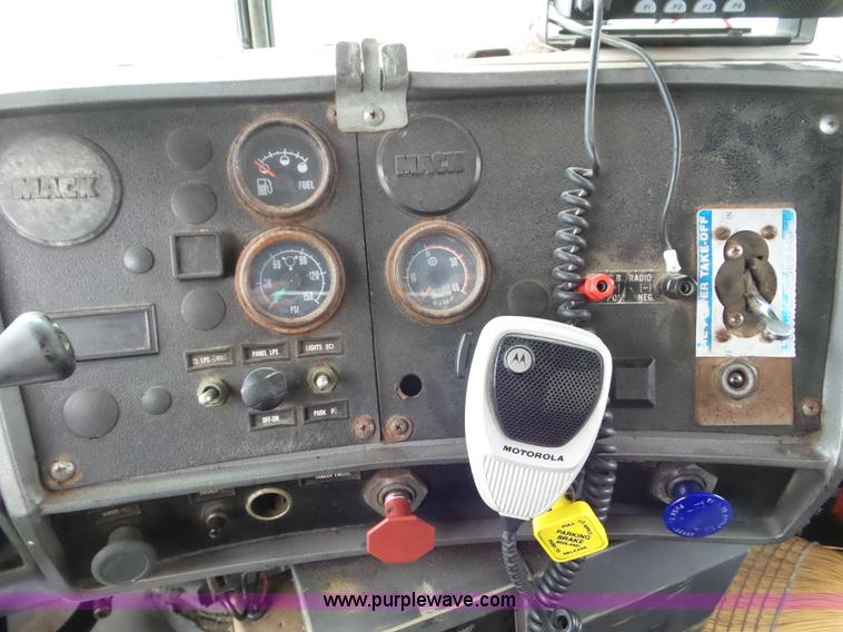 image for item L6931 1987 Mack R686ST tender truck