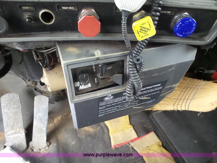 image for item L6931 1987 Mack R686ST tender truck