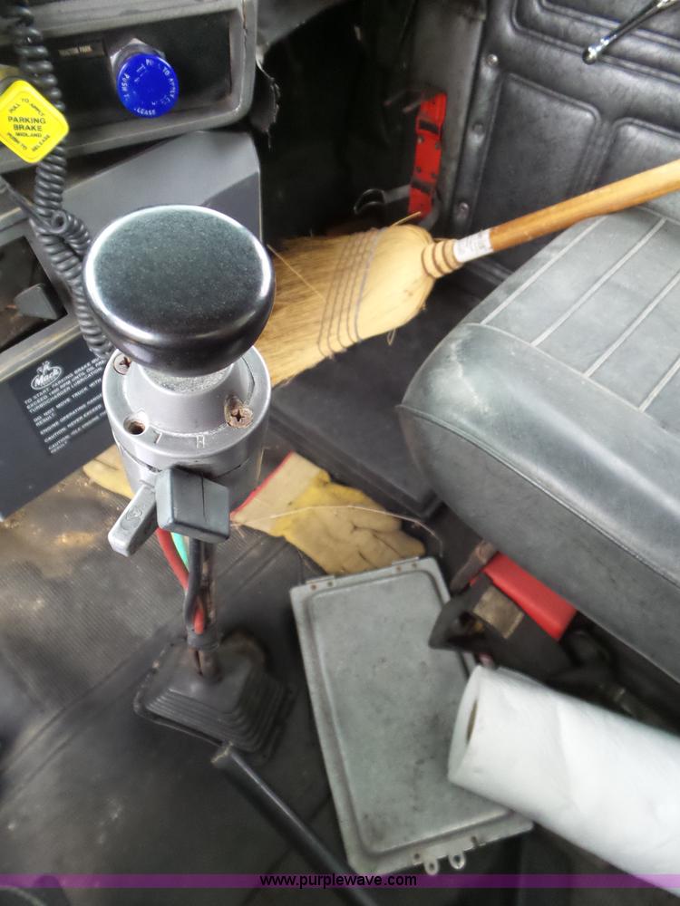 image for item L6931 1987 Mack R686ST tender truck