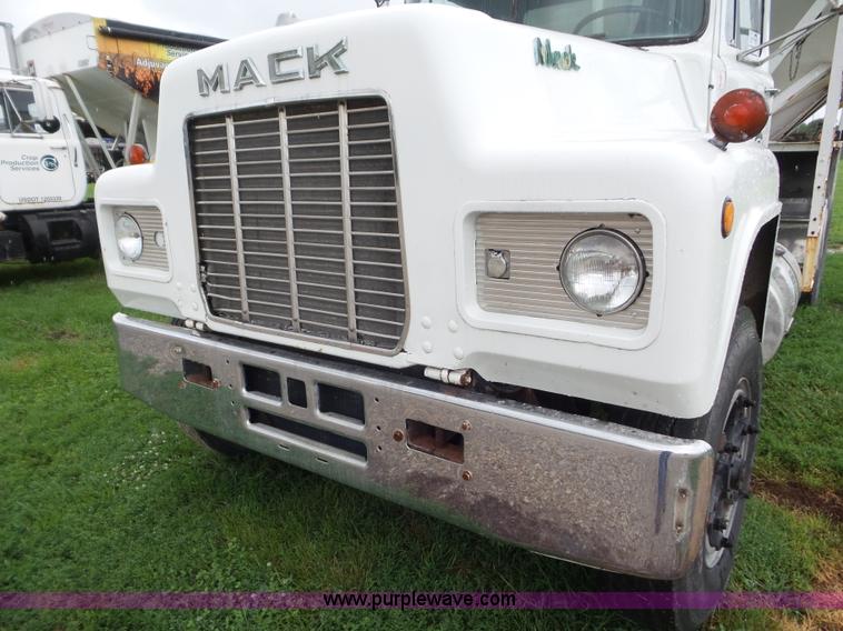 image for item L6931 1987 Mack R686ST tender truck