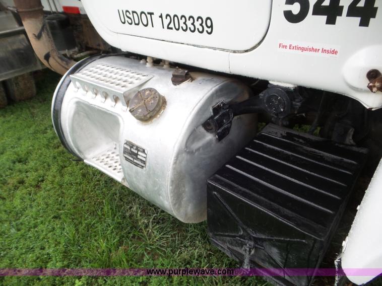 image for item L6931 1987 Mack R686ST tender truck