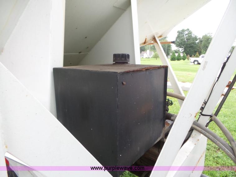 image for item L6931 1987 Mack R686ST tender truck