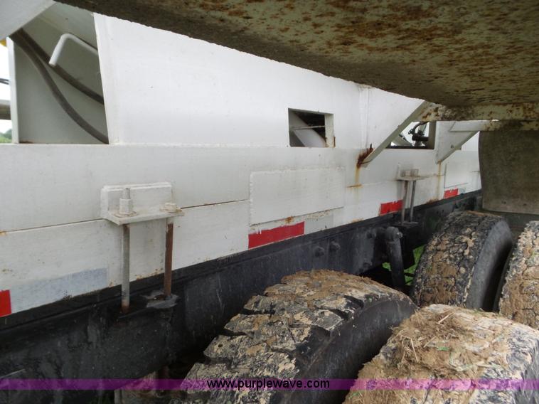 image for item L6931 1987 Mack R686ST tender truck