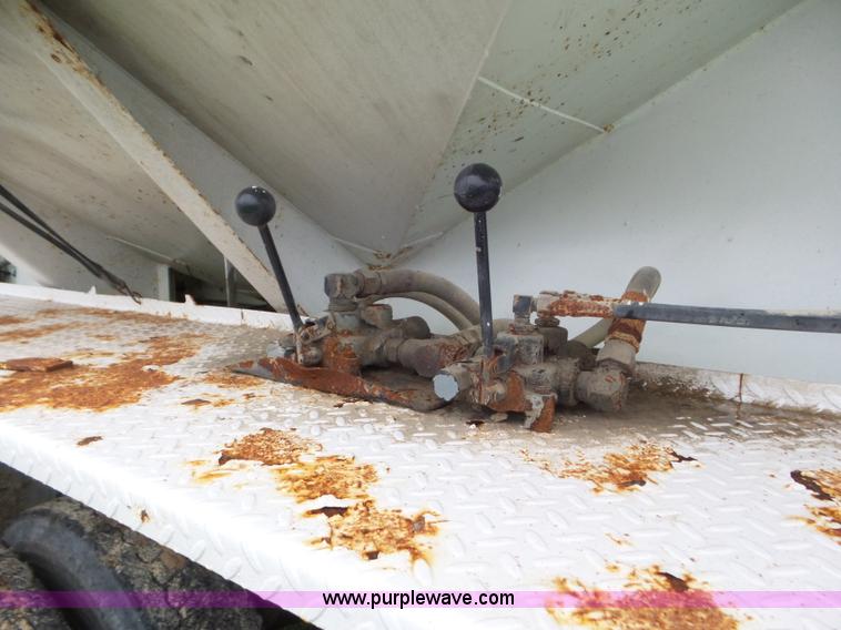 image for item L6931 1987 Mack R686ST tender truck