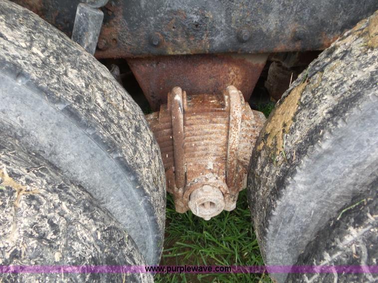 image for item L6931 1987 Mack R686ST tender truck