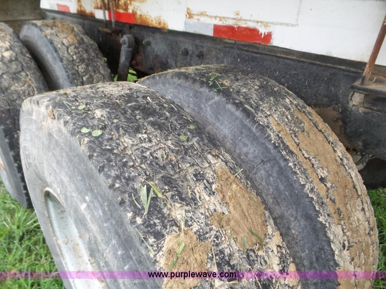 image for item L6931 1987 Mack R686ST tender truck