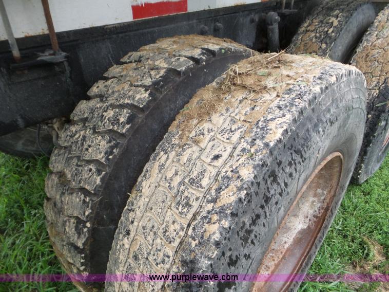 image for item L6931 1987 Mack R686ST tender truck