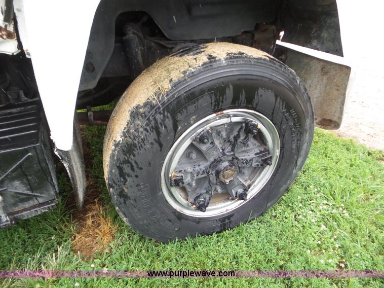 image for item L6931 1987 Mack R686ST tender truck