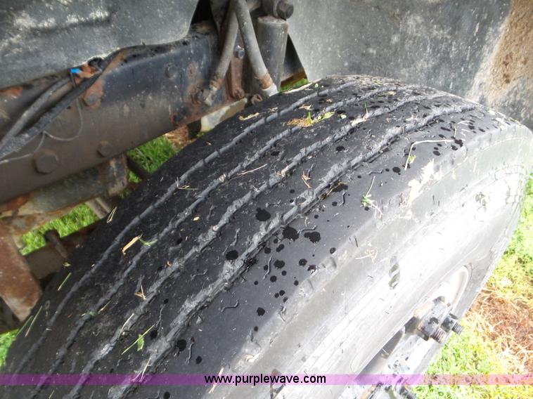 image for item L6931 1987 Mack R686ST tender truck