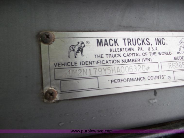 image for item L6931 1987 Mack R686ST tender truck