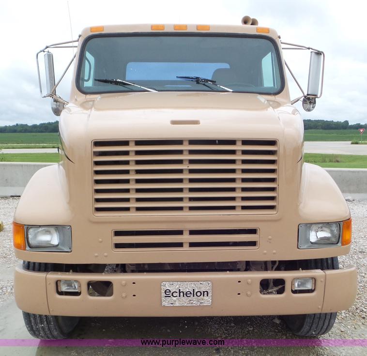 image for item L6932 1990 International 8100 flatbed truck