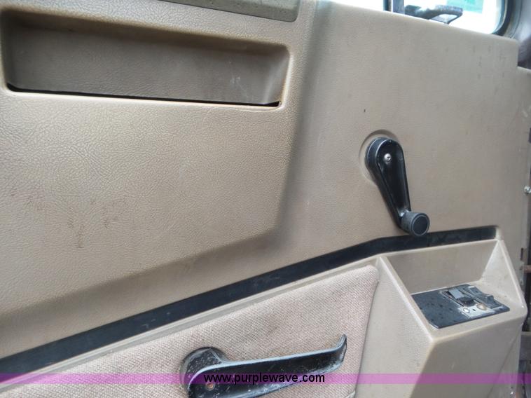 image for item L6932 1990 International 8100 flatbed truck