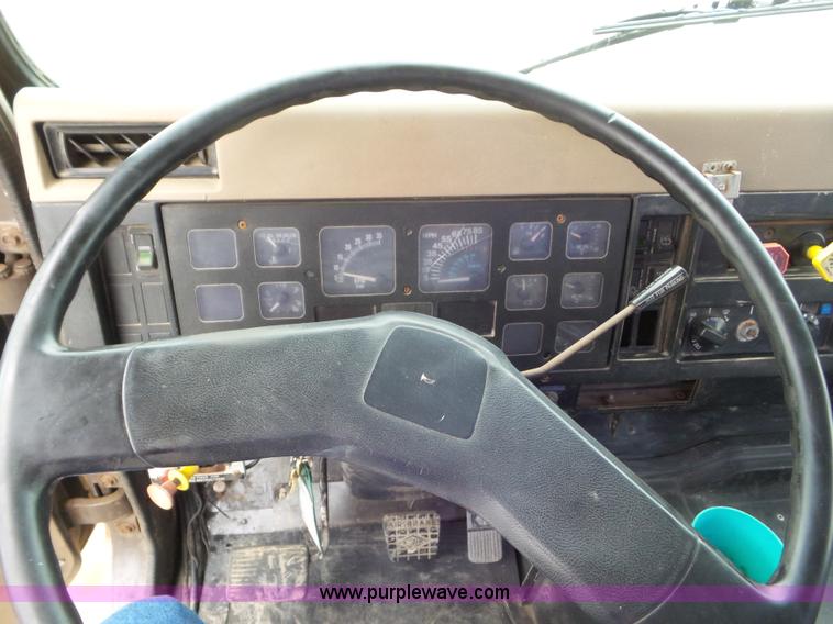 image for item L6932 1990 International 8100 flatbed truck