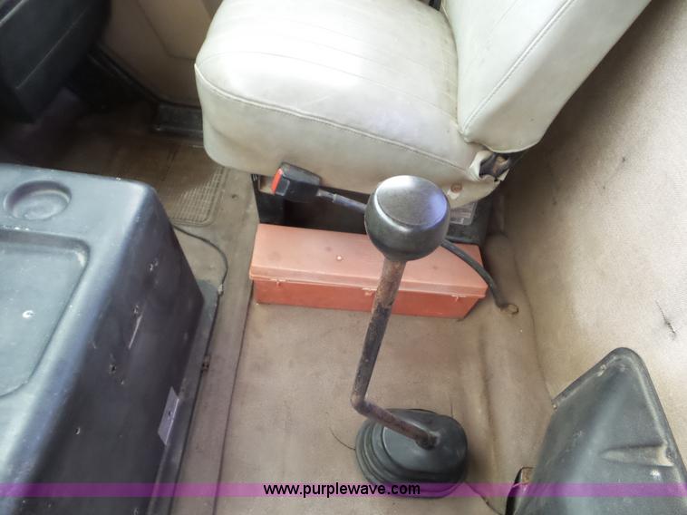 image for item L6932 1990 International 8100 flatbed truck