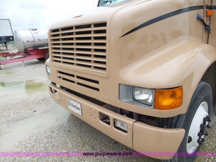 image for item L6932 1990 International 8100 flatbed truck