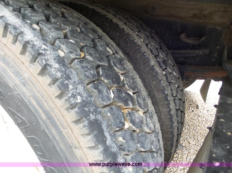 image for item L6932 1990 International 8100 flatbed truck