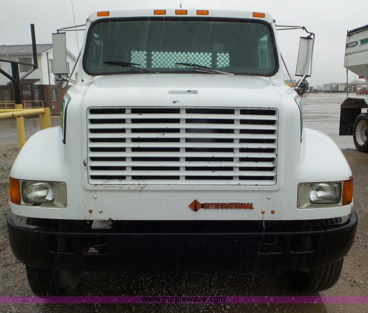 image for item L6938 1991 International 4900 flatbed truck