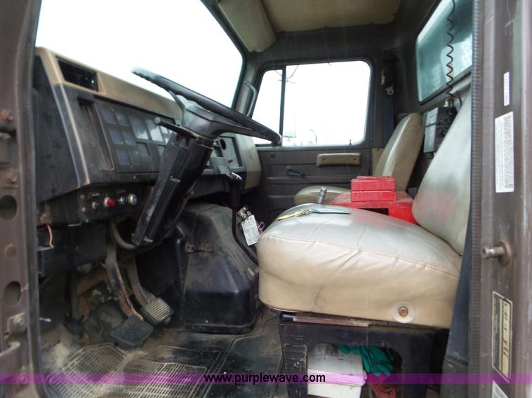 image for item L6938 1991 International 4900 flatbed truck