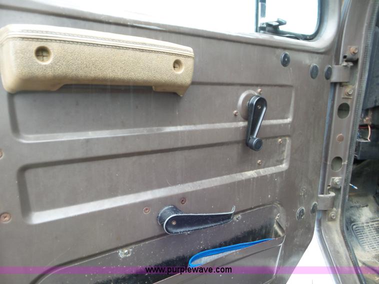 image for item L6938 1991 International 4900 flatbed truck