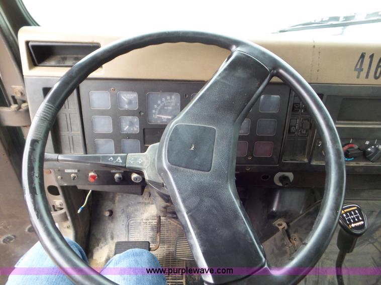 image for item L6938 1991 International 4900 flatbed truck