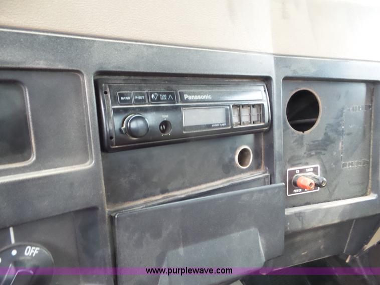 image for item L6938 1991 International 4900 flatbed truck