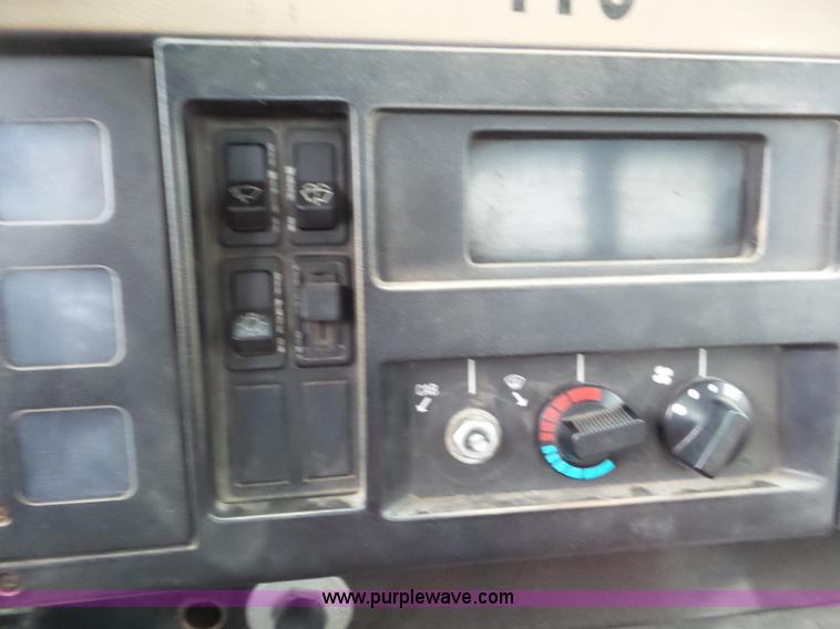 image for item L6938 1991 International 4900 flatbed truck