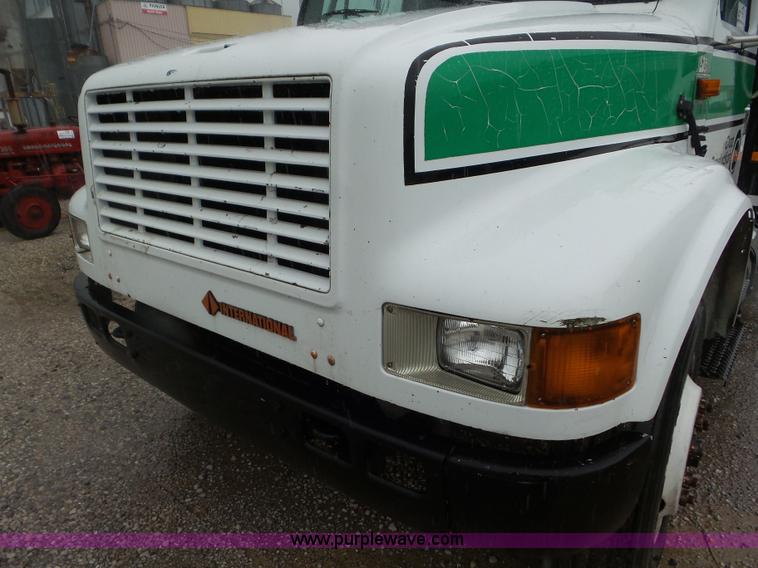 image for item L6938 1991 International 4900 flatbed truck