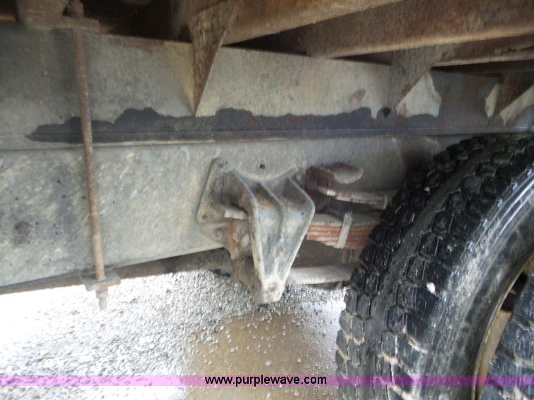 image for item L6938 1991 International 4900 flatbed truck