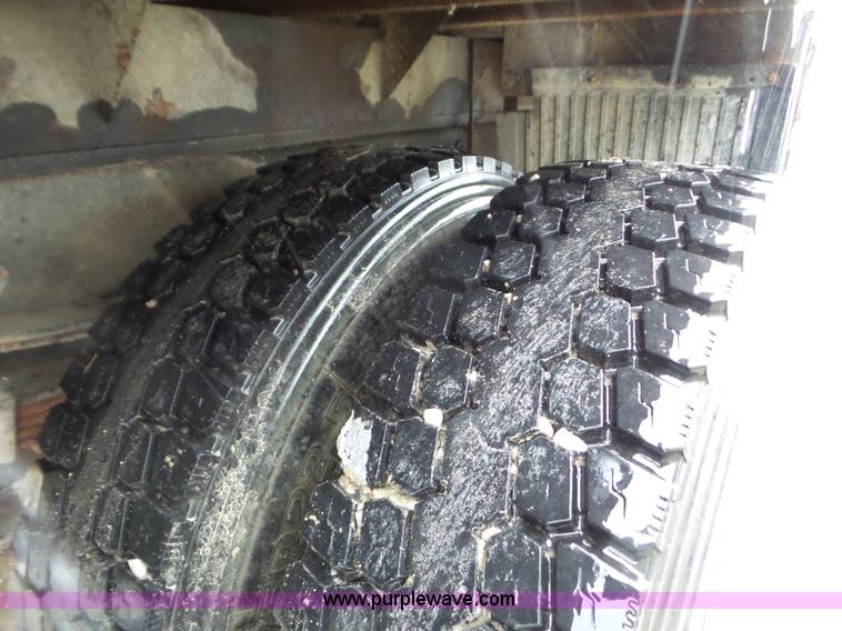 image for item L6938 1991 International 4900 flatbed truck